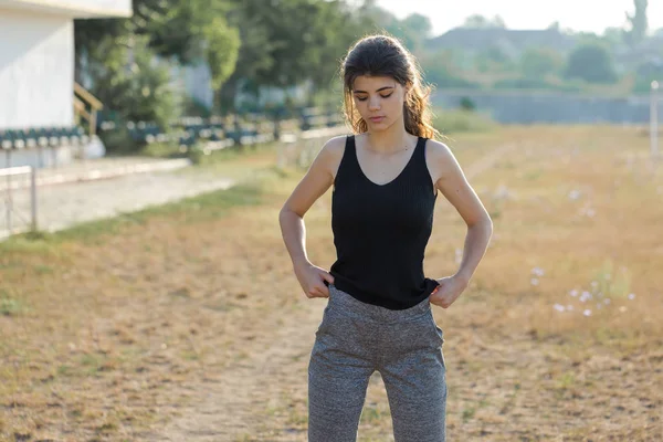 Uma Jovem Menina Atlética Magro Sportswear Com Impressões Pele Cobra — Fotografia de Stock