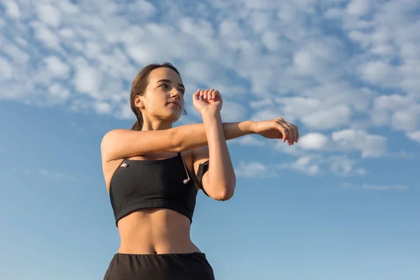 Nce Atletik Kız Bitmemiş Bir Binanın Çatısında Germe Egzersizleri Gerçekleştirir — Stok fotoğraf