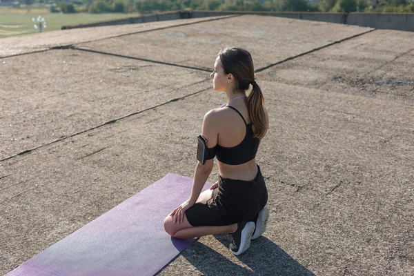 Slanke Atletische Meisje Voert Stretching Oefeningen Het Dak Van Een — Stockfoto