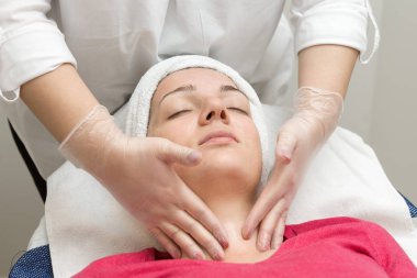 kadın Güzellik Salonu yüz maskesi alma