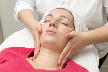 Kaplıca salonunda maske takan genç bir kadın.