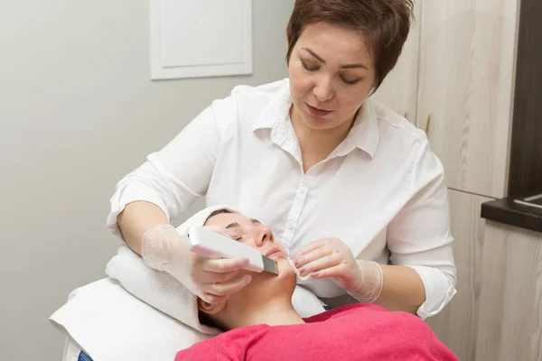 Giovane Donna Che Riceve Maschera Facciale Nel Salone Bellezza — Foto Stock