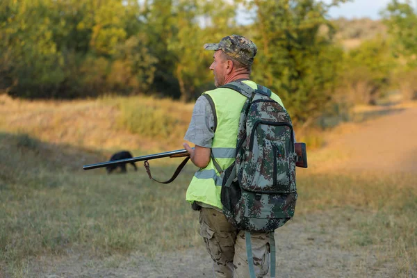 Período Caza Temporada Otoño Abierta Cazador Con Arma Sus Manos — Foto de Stock