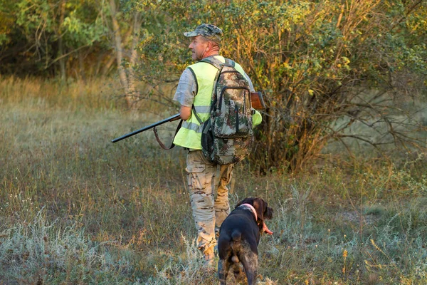 Jagdzeit Herbstsaison Geöffnet Ein Jäger Mit Einem Gewehr Der Hand — Stockfoto