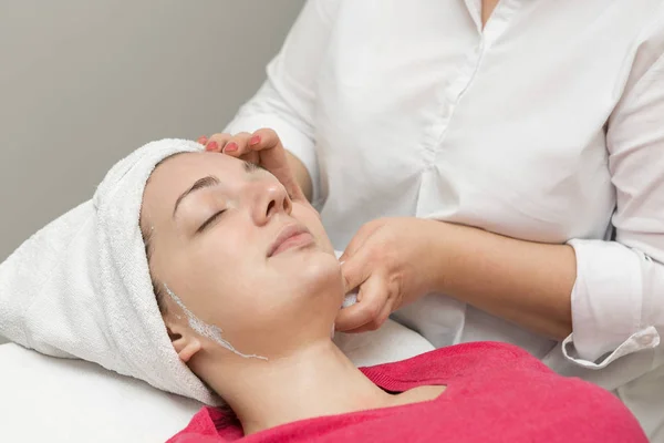 Donna Con Maschera Facciale Sul Viso Primo Piano — Foto Stock