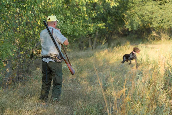 Período Caza Temporada Otoño Abierta Cazador Con Arma Sus Manos — Foto de Stock