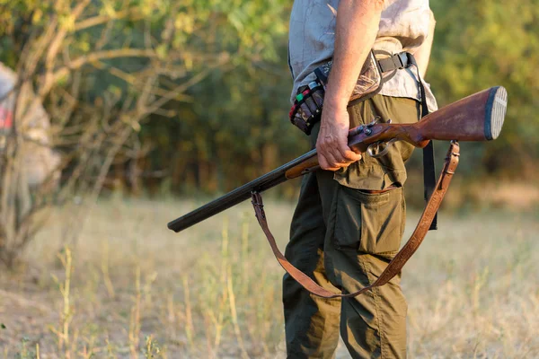 Periode Berburu Musim Gugur Terbuka Seorang Pemburu Dengan Pistol Tangannya — Stok Foto
