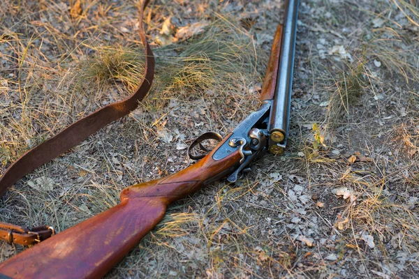 Rifle Caza Mano Cazador Escopeta Arma Camuflaje Caña Pescar Primer — Foto de Stock