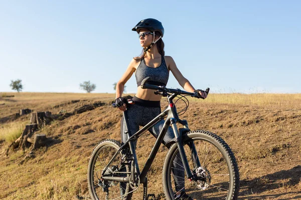 Flicka Mountainbike Offroad Vackra Porträtt Cyklist Vid Solnedgången Fitness Girl — Stockfoto