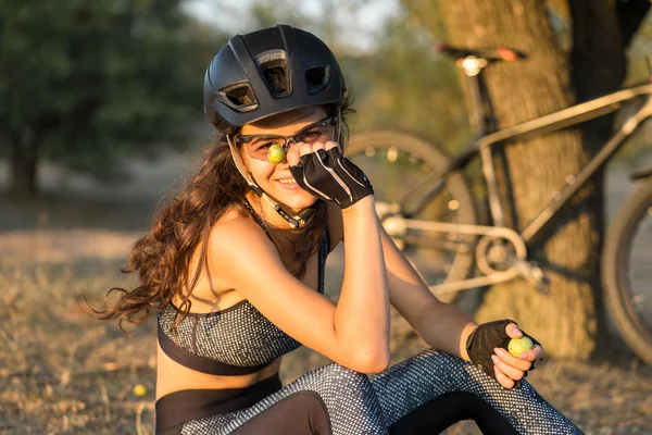 Ragazza Mountain Bike Fuori Strada Bellissimo Ritratto Ciclista Tramonto Fitness — Foto Stock