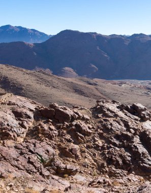 Gün doğumunda görünür sis ile siluet dağ sırası. Uçsuz bucaksız çölün güzel dağları.