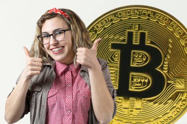 Bitcoin işareti olan genç bir kadın
