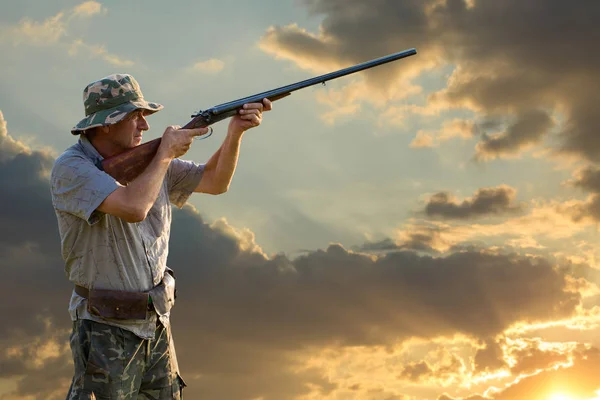 Jagdzeit Herbstsaison Geöffnet Ein Jäger Mit Gewehr Der Hand Jagdkleidung — Stockfoto