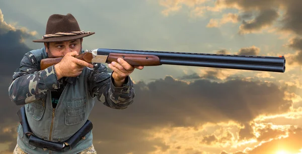 Männlicher Jäger Jagt Mit Schrotflinte Freien — Stockfoto