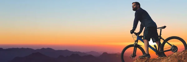 Şortlu Formalı Bisikletçilerle Dağ Zirvelerini Hava Askı Çatalıyla Modern Bir — Stok fotoğraf