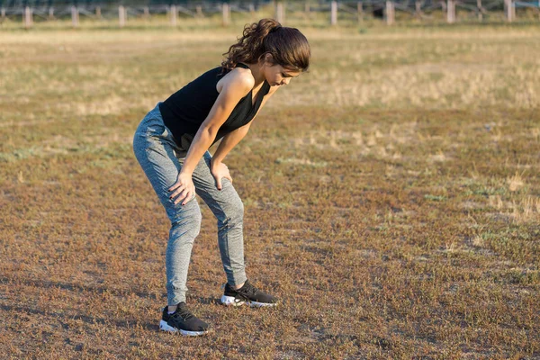 Une Jeune Fille Sportive Mince Vêtements Sport Avec Des Empreintes — Photo