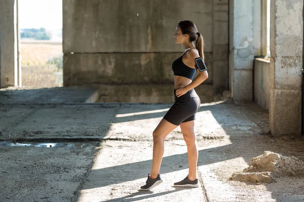 Slim Sportos Lány Végez Nyújtó Gyakorlatok Tetőn Egy Befejezetlen Épület — Stock Fotó