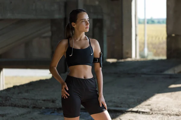 Slim Ragazza Atletica Esegue Esercizi Stretching Sul Tetto Edificio Incompiuto — Foto Stock