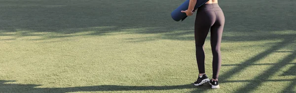 Ein Junges Schlankes Athletisches Mädchen Sportbekleidung Mit Schlangenhaut Prints Macht — Stockfoto