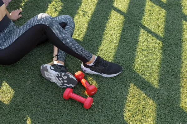 Yılan Derisi Baskılar Ile Spor Genç Ince Atletik Kız Egzersizleri — Stok fotoğraf