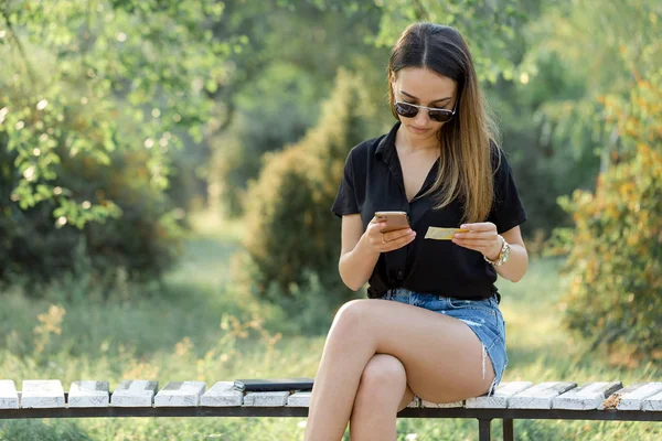 Kobieta Biznesu Wygląda Jej Notatki Telefon Parku Ubrany Darmowy Styl — Zdjęcie stockowe