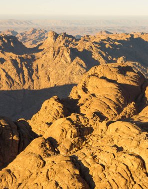 Gün doğumunda görünür sis ile siluet dağ sırası. Uçsuz bucaksız çölün güzel dağları.