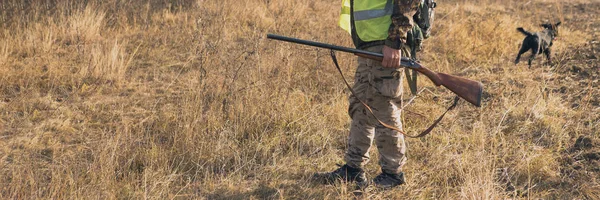 Dönemi Sonbahar Sezonu Açıldı Avcı Elinde Silahla Sonbahar Ormanında Elbisesi — Stok fotoğraf