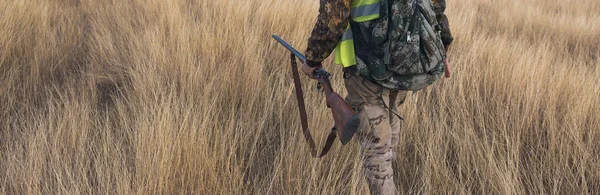 Jagdzeit Herbstsaison Geöffnet Ein Jäger Mit Einem Gewehr Der Hand — Stockfoto