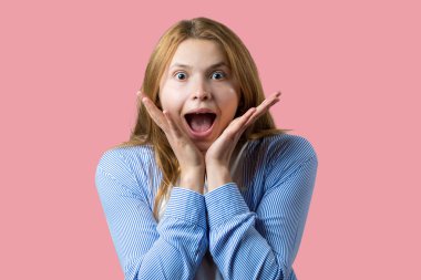 Yüzünde şaşırmış bir ifadeyle güzel bir genç kadının portresi..