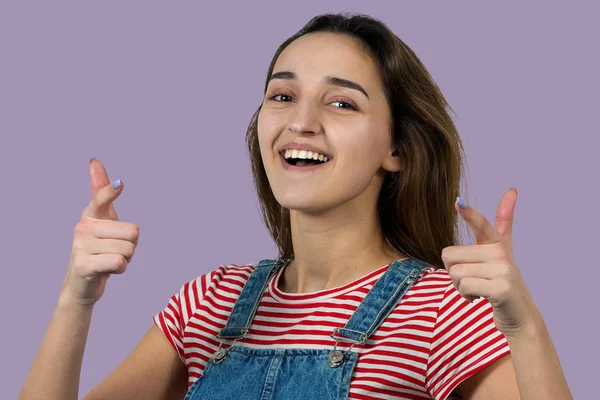 Gelukkige Jonge Blanke Vrouw Emotionele Gebaren Modellen Studio Achtergrond — Stockfoto