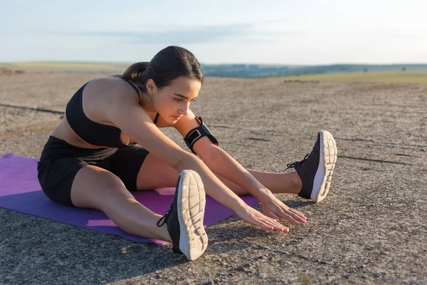 Egy Fiatal Karcsú Atlétikai Lány Sportruházatban Gyakorlatokat Végez Fitness Egészséges — Stock Fotó