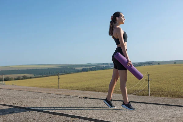 Una Giovane Ragazza Atletica Magra Abbigliamento Sportivo Esegue Una Serie — Foto Stock