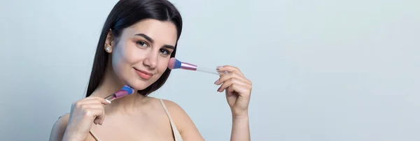 Närbild Ung Flicka Ljus Topp Vit Bakgrund Gör Ansiktsmakeup Vacker — Stockfoto