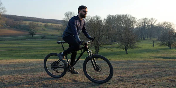 Fietser Korte Broek Trui Een Moderne Carbon Hardtail Fiets Met — Stockfoto