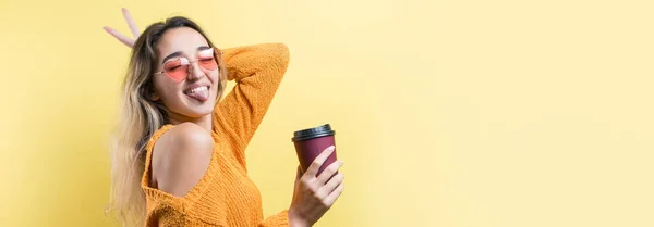 Glamour Frau Brille Orangefarbenem Pullover Mit Einem Getränk Kaffee Auf — Stockfoto