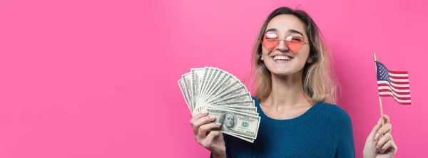 Glückliche Junge Frau Mit Amerikanischer Flagge Vor Rosa Hintergrund Studio — Stockfoto