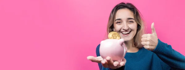 Menina Coloca Banco Porquinho Bitcoin Young Física Sobre Fundo Rosa — Fotografia de Stock