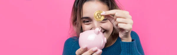 Dívka Vloží Prasátko Banka Fyzické Bitcoin Young Dívka Přes Růžové — Stock fotografie