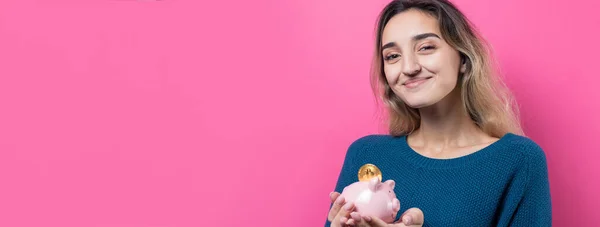 Menina Coloca Banco Porquinho Bitcoin Young Física Sobre Fundo Rosa — Fotografia de Stock