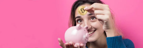 Dívka Vloží Prasátko Banka Fyzické Bitcoin Young Dívka Přes Růžové — Stock fotografie