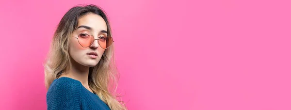 Chica Romántica Pelo Rubio Gafas Corazón Moda Posando Con Una —  Fotos de Stock