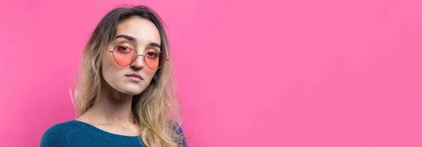 Chica Romántica Pelo Rubio Gafas Corazón Moda Posando Con Una —  Fotos de Stock