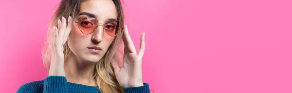 Chica Romántica Pelo Rubio Gafas Corazón Moda Posando Con Una —  Fotos de Stock