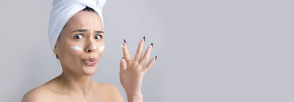 Retrato Beleza Mulher Toalha Branca Cabeça Aplica Creme Para Rosto — Fotografia de Stock