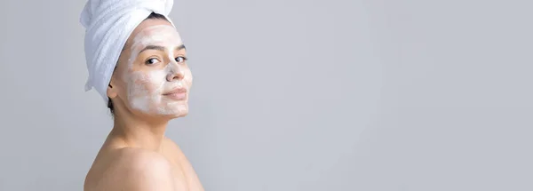 Ritratto Bellezza Della Donna Asciugamano Bianco Sulla Testa Applica Crema — Foto Stock