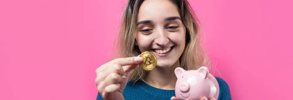 Dívka Vloží Prasátko Banka Fyzické Bitcoin Young Dívka Přes Růžové — Stock fotografie