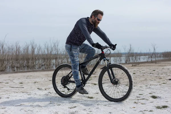 Sport Brutaler Bärtiger Typ Auf Einem Modernen Mountainbike Ein Radfahrer — Stockfoto