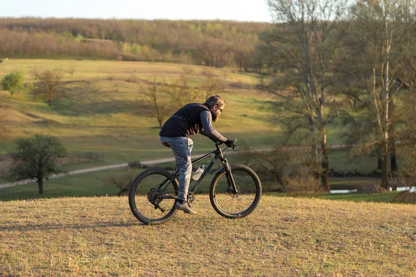 Deportivo Tipo Barbudo Brutal Una Bicicleta Montaña Moderna Ciclista Las —  Fotos de Stock