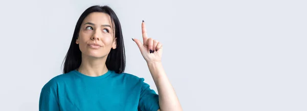 Jovem Mulher Caucasiana Feliz Uma Camiseta Azul Apontando Dedos Distância — Fotografia de Stock