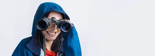 Une Touriste Imperméable Bleu Tient Des Jumelles Dans Ses Mains — Photo